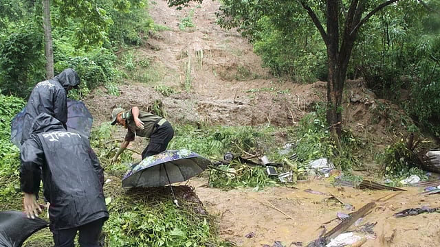 পাহাড় ধসে দুটি ঘর বিধ্বস্ত হওয়ার পর সেখানে উদ্ধার তৎপরতা চালায় আইন শৃঙ্খলা রক্ষাকারী বাহিনী। কাপ্তাই, রাঙামাটি, ৮ জুলাই। ছবি: প্রথম আলো