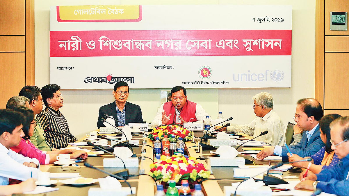 প্রথম আলোর গোলটেবিল বৈঠকে বক্তব্য দিচ্ছেন গাজীপুরের মেয়র মোহাম্মদ জাহাঙ্গীর আলম। বাঁ পাশে জ্যেষ্ঠ সচিব শামসুল আলম, হোসেন জিল্লুর রহমান, ডানে নজরুল ইসলাম। গতকাল রাজধানীর কারওয়ান বাজারের সিএ ভবনে।  ছবি: প্রথম আলো