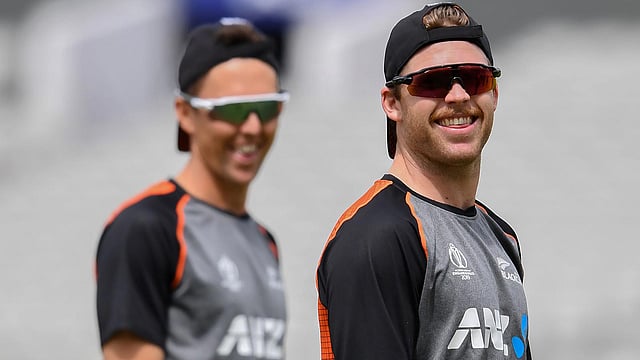 কিউই পেসার ট্রেন্ট বোল্ট ও লকি ফার্গূসন। আকাশ মেঘলা থাকলে ভয়ংকর হয়ে উঠতে পারেন। ছবি: এএফপি