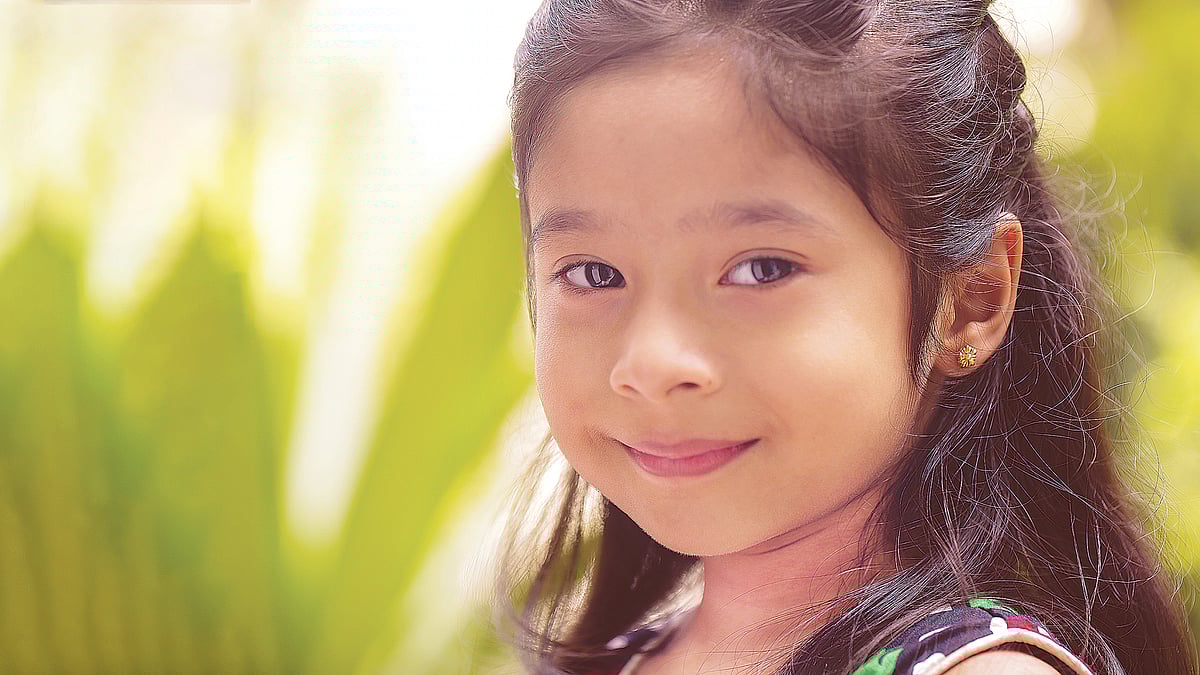 ছোট কানে ছোট দুল। মডেল: রাই, ছবি: কবির হোসেন