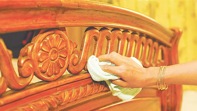 নিয়মিত ভালোভাবে মুছতে হবে কাঠের আসাবাব। ছবি: নকশা