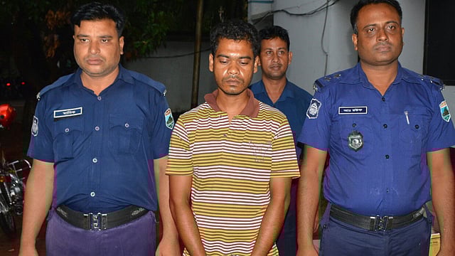 মাকে হত্যার অভিযোগে গ্রেপ্তার হয়েছেন আবদুস সালেক। গোদাগাড়ী, রাজশাহী, ৯ জুলাই। ছবি: ছবি: শহীদুল ইসলাম