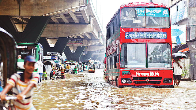ঢেউ তুলে চলছে িবআরটিসির দোতলা বাস। গতকাল দুপুর ১২টায়।  প্রথম আলো