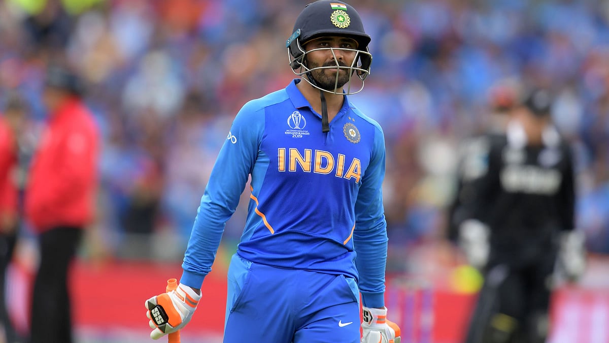 নিজের সর্বোচ্চটুকু দিয়েও সেমিফাইনালে ভারতকে জেতাতে পারেননি রবীন্দ্র জাদেজা। ছবি: এএফপি