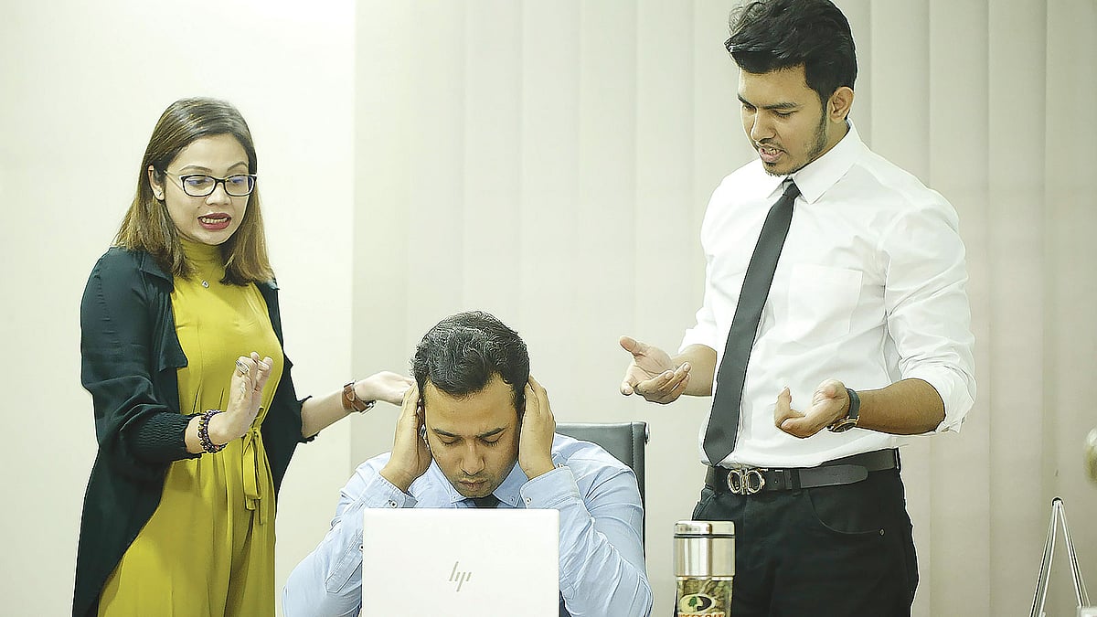 কাজ নিয়ে উদ্বিগ্ন হলে তা সহকর্মীদের মধ্যেও ছড়িয়ে পড়ে। ছবি: অধুনা