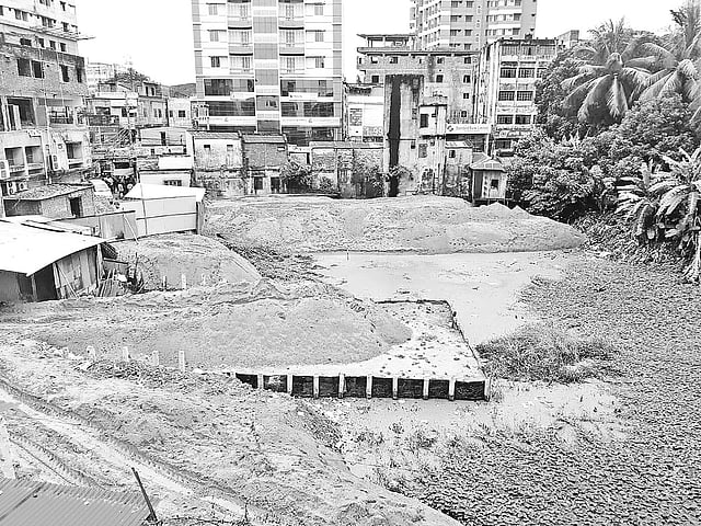 ব্রাহ্মণবাড়িয়া জেলা শহরের কোর্টরোড এলাকায় প্রভাবশালীরা আইন অমান্য করে বালু ফেলে পুকুর ভরাট করছেন। গত সোমবার দুপুরে। প্রথম আলো