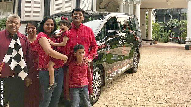 ছয়  সদস্যের মাথুর পরিবার ভারতের খেলা দেখতে সিঙ্গাপুর থেকে ১৪০০০ মাইল গাড়ি দিয়ে পাড়ি দিয়ে ইংল্যান্ডে গিয়েছে। ছবি: সংগৃহীত