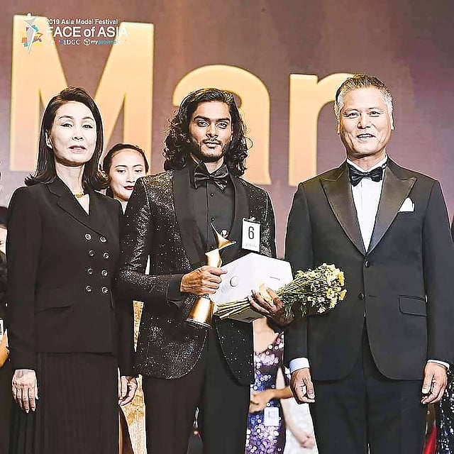 সিউলে ফেস অব এশিয়া পুরস্কার হাতে মেহেদি হাসান। ছবি: সংগৃহীত