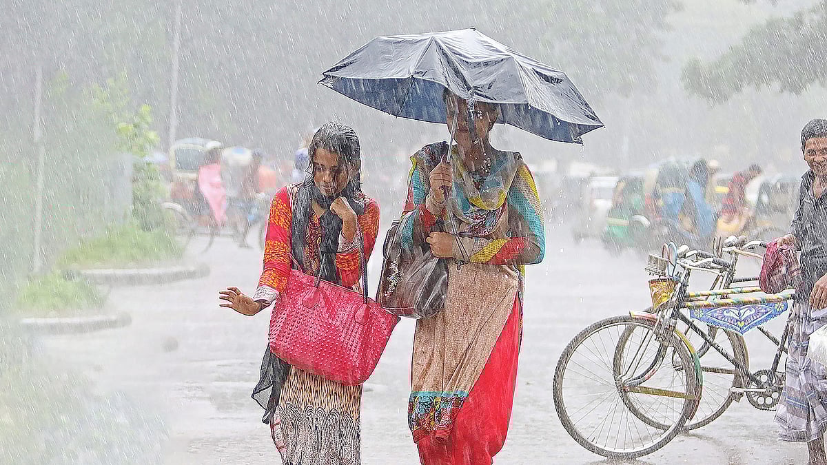 হঠাৎ বৃষ্টিতে ভিজে গেলে জ্বরের আশঙ্কা থাকে। ছবি: সাইফুল ইসলাম