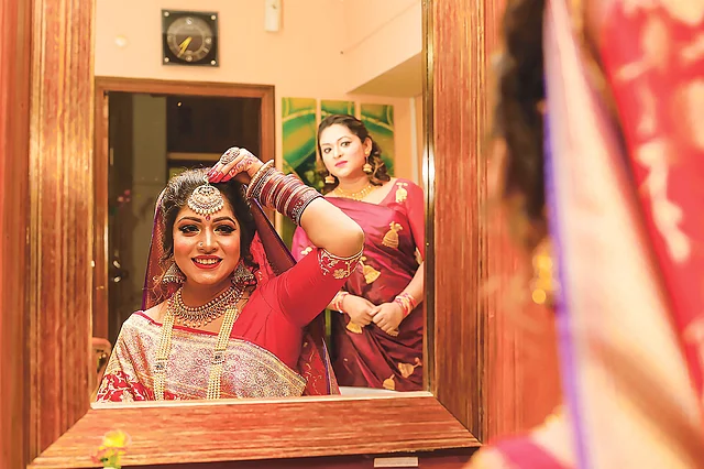 নানা কারণে বড় বোনের আগে ছোট বোনের বিয়ে হতে পারে। সেটাকে স্বাভাবিকভাবে গ্রহণ করাই ভালো। মডেল: প্রিয়তা ও প্রেরনা। সাজ: ক্লিওপেট্রা বিউটি স্যালন। ছবি: খালেদ সরকার
