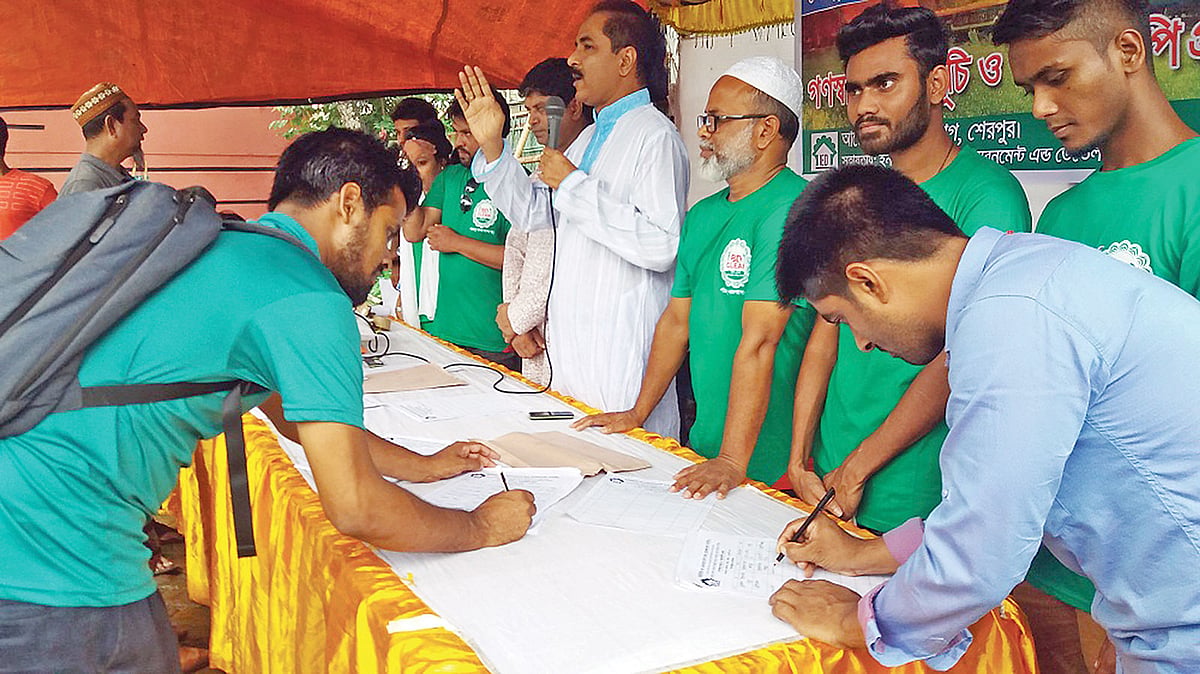 শেরপুর জেলা সদরকে অন্তর্ভুক্ত করে রেলপথ স্থাপনের দাবিতে গণস্বাক্ষর সংগ্রহ কর্মসূচিতে স্বাক্ষর করছেন কয়েকজন শিক্ষার্থী। গতকাল দুপুরে শহরের চকবাজার এলাকায় কেন্দ্রীয় শহীদ মিনার প্রাঙ্গণে। ছবি: প্রথম আলো