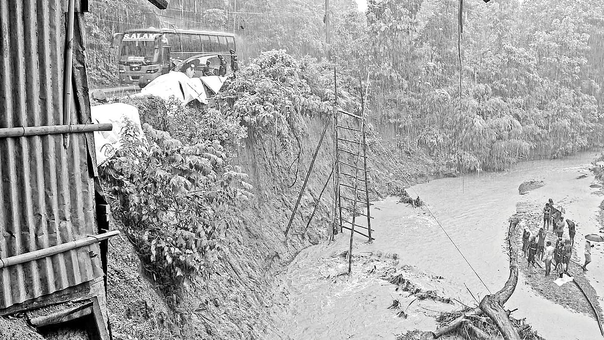 রাঙামাটি–চট্টগ্রাম সড়কের ঘাগড়ার কলাবাগান এলাকায় ধসে পড়েছে এক পাশ। খুঁটি গেড়ে ধস ঠেকানোর চেষ্টা। গতকাল সকাল সাড়ে ১০টায়। সুপ্রিয় চাকমা