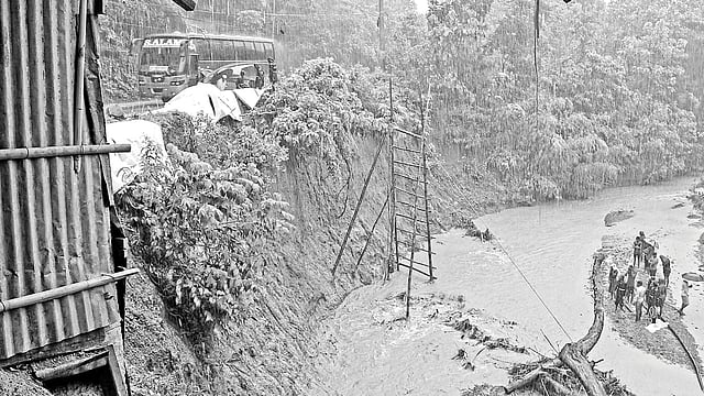 রাঙামাটি–চট্টগ্রাম সড়কের ঘাগড়ার কলাবাগান এলাকায় ধসে পড়েছে এক পাশ। খুঁটি গেড়ে ধস ঠেকানোর চেষ্টা। গতকাল সকাল সাড়ে ১০টায়।  সুপ্রিয় চাকমা