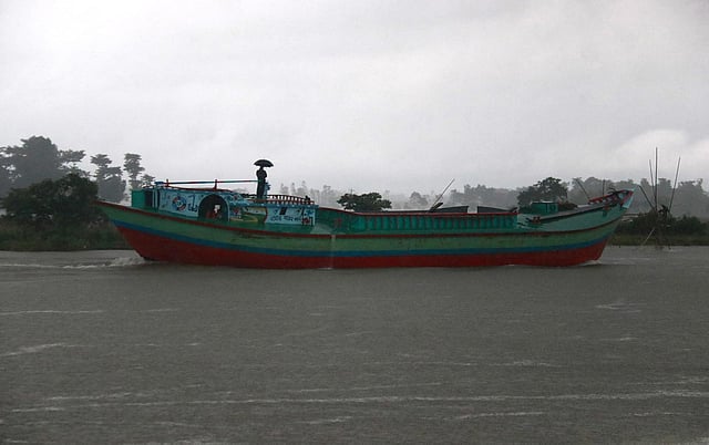 ভরা বর্ষায় নৌচলাচল।