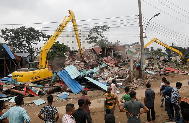 পোস্তগোলা শ্মশানঘাট এলাকায় অবৈধ স্থাপনা উচ্ছেদ অভিযান কার্যক্রমে বাংলাদেশ অভ্যন্তরীণ নৌপরিবহন কর্তৃপক্ষ (বিআইডব্লিউটিএ)। ঢাকা,১১ জুলাই। ছবি: দীপু মালাকার
