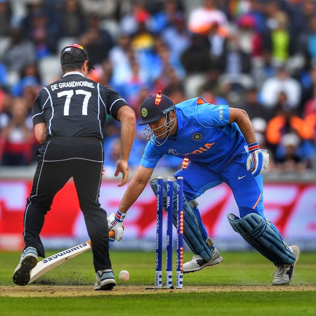 এই মুহূর্ত সহ্য করতে না পেরে মৃত্যু হয়েছে এক সমর্থকের। ছবি: টুইটার