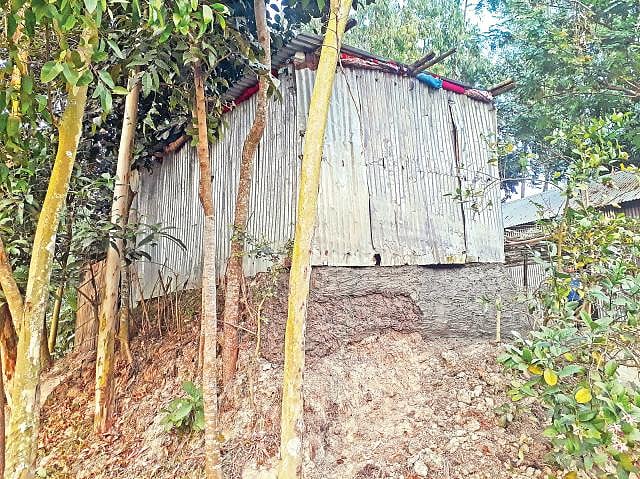 টাঙ্গাইলের নাগরপুরে ধুবড়িয়া গ্রামের এই বাড়ি ছাড়া আর কোনো সম্পত্তি নেই জাহালমের। প্রথম আলো