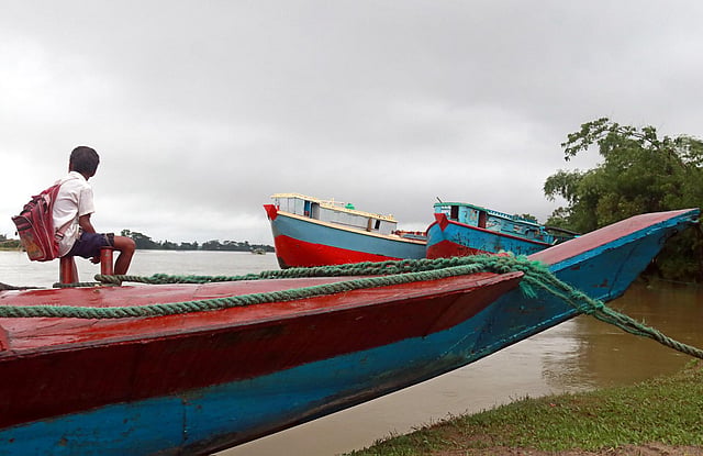 ঘাটে নৌকায় বাড়ি ফেরার অপেক্ষায় স্কুলশিক্ষার্থী।