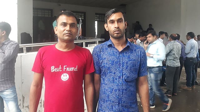 জাহালম তাঁর বড় ভাই শাহানূরকে নিয়ে আজ বৃহস্পতিবার হাইকোর্টে আসে। ছবি: আসাদুজ্জামান