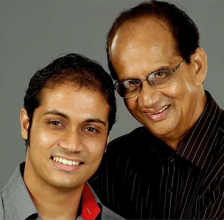 ছেলে দেবাশিষ বিশ্বাসের সঙ্গে দিলীপ বিশ্বাস, এখন সবই স্মৃতি। ছবি পারিবারিক অ্যালবাম থেকে নেওয়া