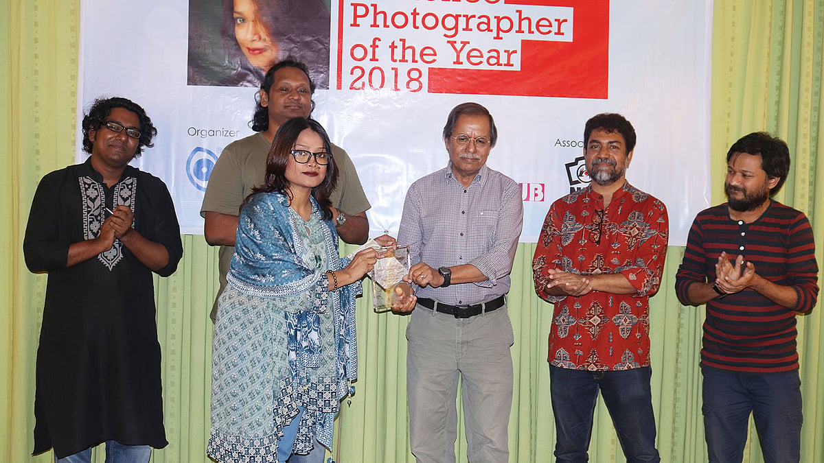 সৈয়দ মনজুরুল ইসলামের হাত থেকে পুরস্কার নিচ্ছেন ফরিদা আলম। বাংলামোটর, ঢাকা, ১২ জুলাই। ছবি: সংগৃহীত