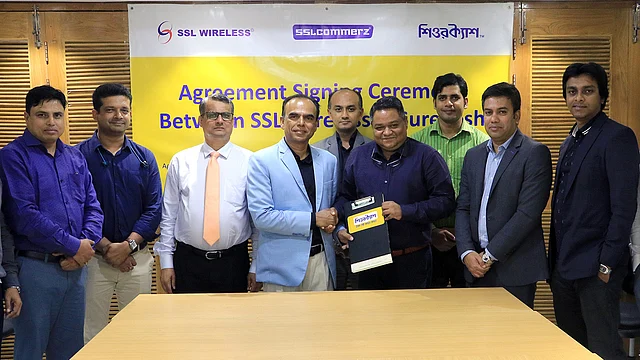 এসএসএল ওয়্যারলেস ও শিওরক্যাশের মধ্যে চুক্তি সইয়ের অনুষ্ঠানে দুই প্রতিষ্ঠানের কর্মকর্তারা। ছবি: সংগৃহীত