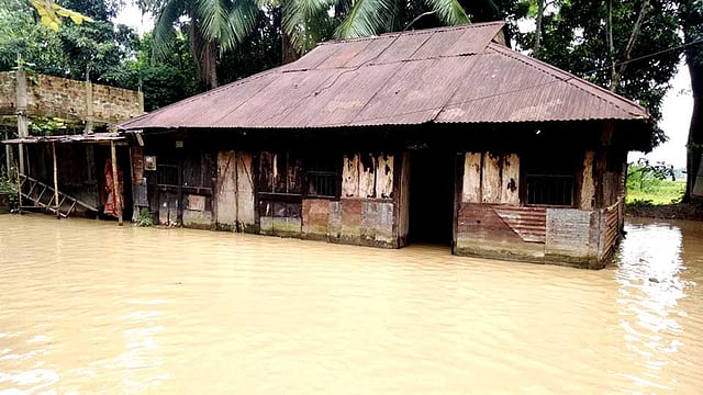 কমলগঞ্জের রামপাশা গ্রামে ধলাই প্রতিরক্ষা বাঁধ ভেঙে পানিতে নিমজ্জিত একটি বাড়ি। ছবি: প্রথম আলো