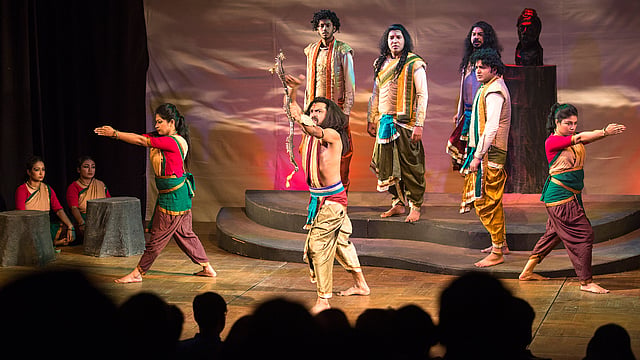 ২০০১ সালের ২০ জানুয়ারি রাজধানীর বেইলি রোডের মহিলা সমিতি মঞ্চে নাটকটির প্রথম প্রদর্শনী হয়। ছবি: প্রথম আলো