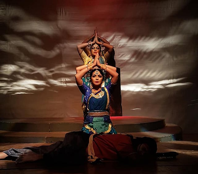 ‘নিত‍্যপুরাণ’ নাটকের একটি দৃশ্যে দ্রৌপদীরা ছবি: ফেসবুক থেকে নেওয়া