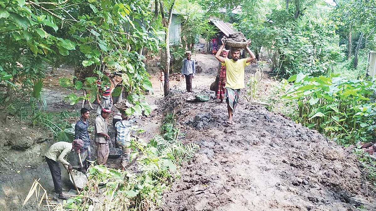 চলছে রাস্তার সংস্কারকাজ। গতকাল কালিয়া উপজেলার ফুলদাহ গ্রামে। প্রথম আলো