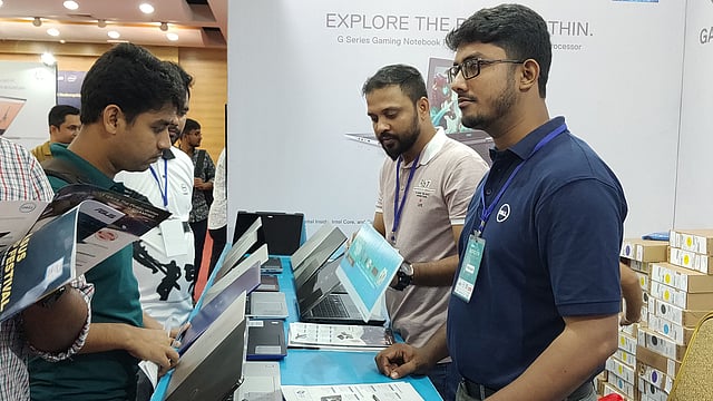 ল্যাপটপ মেলায় নতুন ল্যাপটপ দেশছেন দর্শনার্থীরা। ছবি: সংগৃহীত