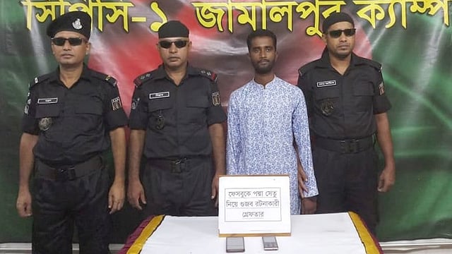 ফেসবুকে পদ্মা সেতুতে মানুষের মাথা লাগার গুজব ছড়ানোর অভিযোগে জামালপুরের বকশীগঞ্জ উপজেলার ধারারচর গ্রাম থেকে মো. ফোরকান হোসেন নামের এক যুবককে গ্রেপ্তার করে র‍্যাব। ছবি সংগৃহীত