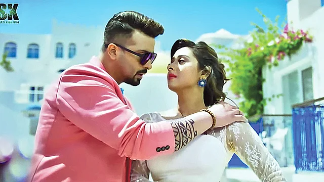 পাসওয়ার্ড ছবিতে ‘পাগল মন’ গানে শাকিব ও বুবলী। গানটি ক্রসওভার ধারায় তৈরি।