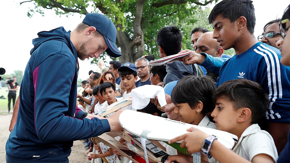 ভক্তদের অটোগ্রাফ দিচ্ছেন জো রুট। ইংল্যান্ডে ফুটবল নিয়ে যে উন্মাদনা তা ক্রিকেটে নেই। ছবি: রয়টার্স