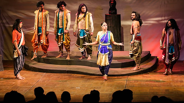‘নিত‍্যপুরাণ’ নাটকের একটি দৃশ্য। গতকাল শিল্পকলা একাডেমির পরীক্ষণ থিয়েটার মিলনায়তনে নাটকটির শততম মঞ্চায়ন হয়। ছবি: হাসান রাজা