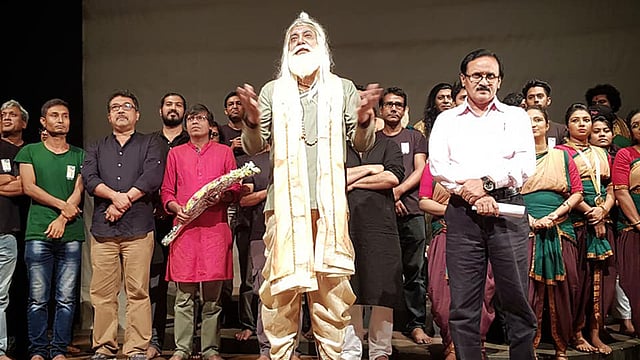 শুক্রবার বিকেলে এবং সন্ধ্যায় ‘নিত‍্যপুরাণ’ নাটকের প্রদর্শনী শেষে দর্শকের সামনে অনুভূতি জানাচ্ছেন গল্পে দ্রোণাচার্য চরিত্রে রূপদানকারী নির্দেশক মাসুম রেজা। ছবি: ফেসবুক থেকে নেওয়া