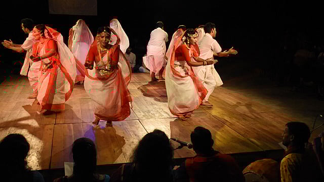 ধামাইল কর্মশালায় অংশ নেওয়া শিল্পীরা অংশ নেন নৃত্য পরিবেশনায়।