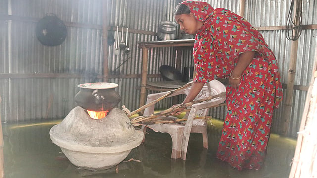 চুলা উঁচু করে বন্যার পানিতেই চলছে রান্না।