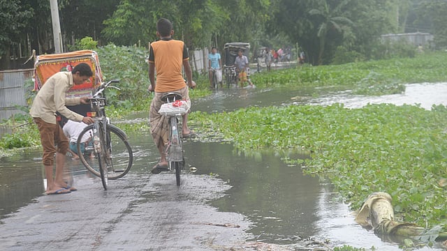 কুড়িগ্রামে আজ রোববার বন্যা পরিস্থিতির আরও অবনতি হয়েছে। এতে জেলার প্রায় আড়াই লাখ মানুষ বন্যাকবলিত হয়ে পড়েছেন।