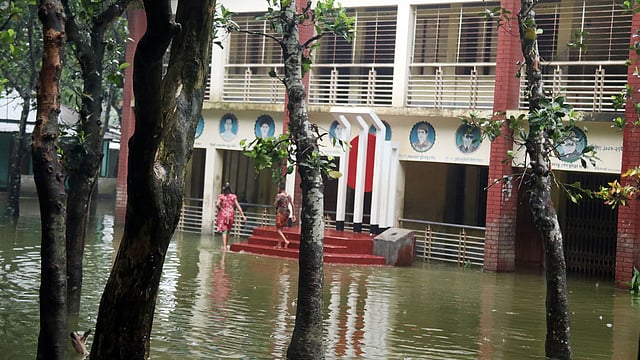প্রাথমিক বিদ্যালয়ের মাঠেও পানি।