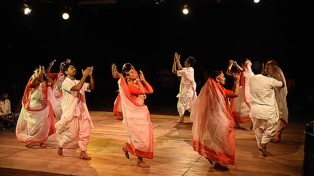 শিল্পকলা একাডেমির স্টুডিও থিয়েটার পরিবেশিত ধামাইল নৃত্যর একটি দৃশ্য ছবি: প্রথম আলো