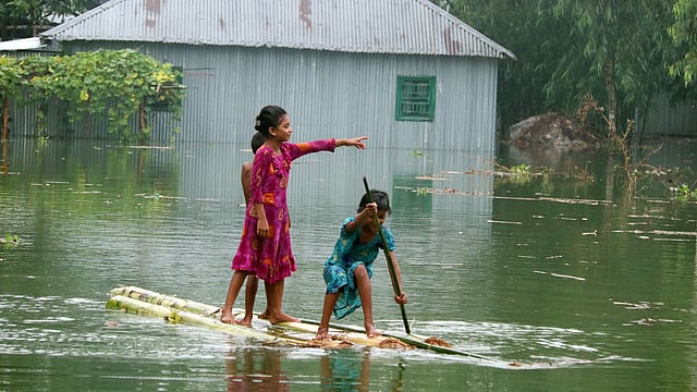 স্কুল বন্ধ, শিশুরা ঘুরছে ভেলায়।