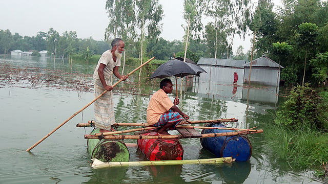 বন্যাকবলিত মানুষগুলোকে এভাবেই চলাফেরা করতে হচ্ছে।