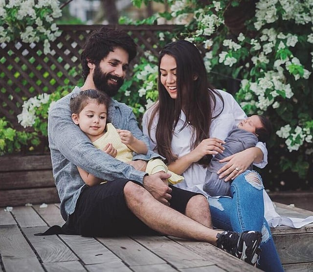 স্ত্রী সন্তানদের নিয়ে শহীদ কাপুর