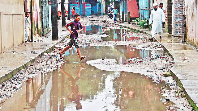 সংস্কার না হওয়ায় বেহাল সড়কে জমে আছে বৃষ্টির পানি। ভোগান্তি নিয়ে চলাচল করছেন স্থানীয় লোকজন। গত বৃহস্পতিবার সিলেট নগরের ২১ নম্বর ওয়ার্ডের হাতিমবাগ এলাকায়।  প্রথম আলো