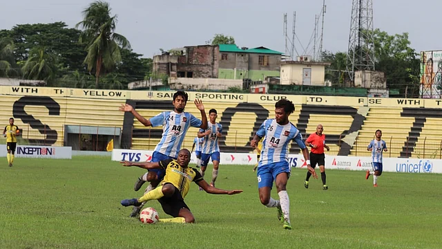 শেখ জামাল ও সাইফ স্পোর্টিংয়ের মধ্যকার ম্যাচে বল দখলের লড়াই। ছবি: বাফুফে