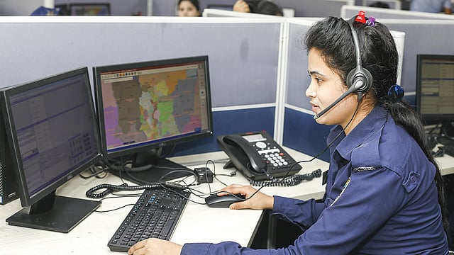 জাতীয় হেল্প ডেস্ক নম্বর ৯৯৯–এ কল করে যেকোনো সময় মিলবে সমস্যার দ্রুত সমাধান। ছবি: স্মার্ট সময়