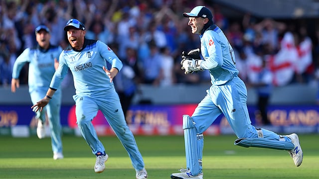 বিশ্বকাপ নিশ্চিত করা শেষ রানআউট করেই ভোঁ-দৌড় দিলেন বাটলার। ছবি : এএফপি