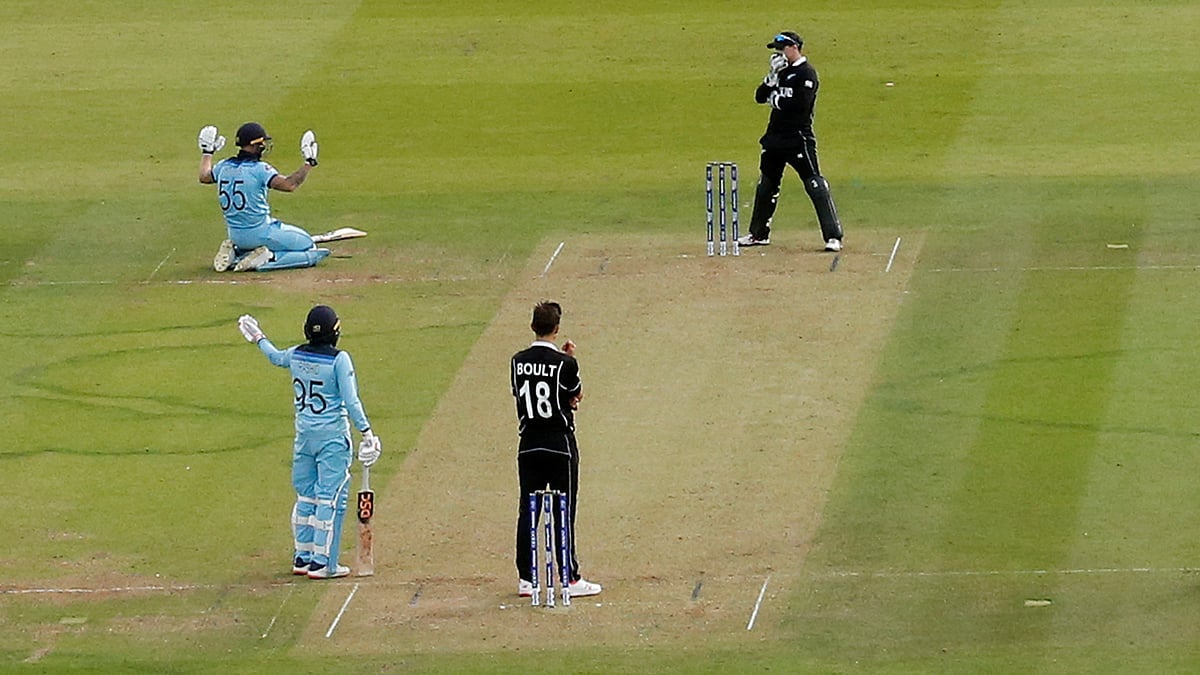 সেই মুহূর্ত। স্টোকসের ব্যাটে লেগে বল পেরিয়ে গেছে বাউন্ডারিসীমানা। দুহাত উঁচু করে স্টোকস ক্ষমা প্রার্থনার ভঙ্গি করছেন। কিউই উইকেটরক্ষক টম লাথামের মাথায় হাত। ছবি: রয়টার্স