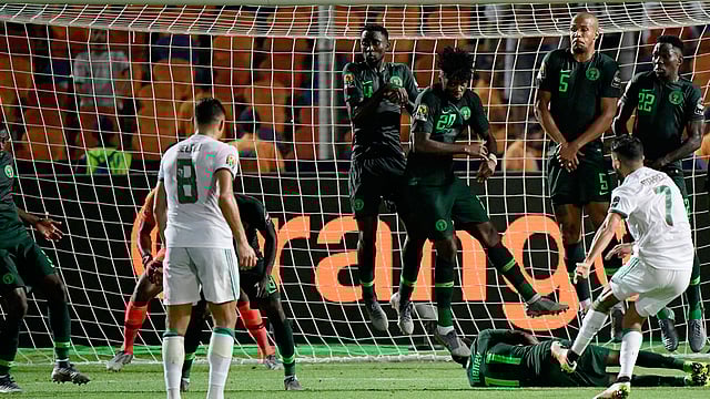ওদিকে মাহরেজের এই ফ্রি-কিকেই নিশ্চিত হয়েছে আলজেরিয়ার ফাইনালে যাওয়া। ছবি : এএফপি